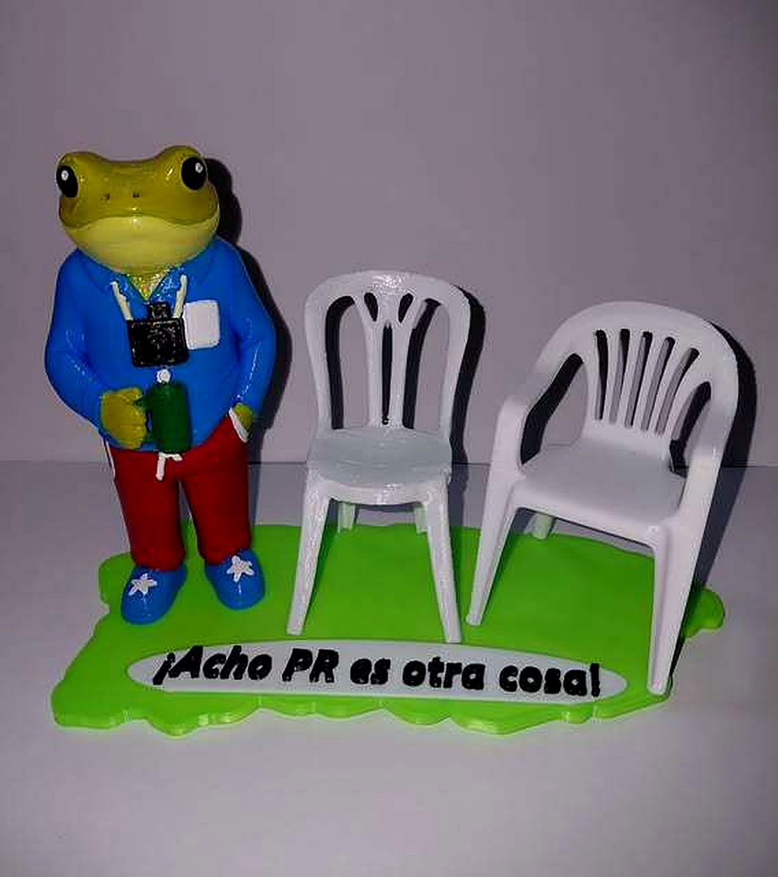 Figura personalizada impresa en 3D, con sillas en miniatura