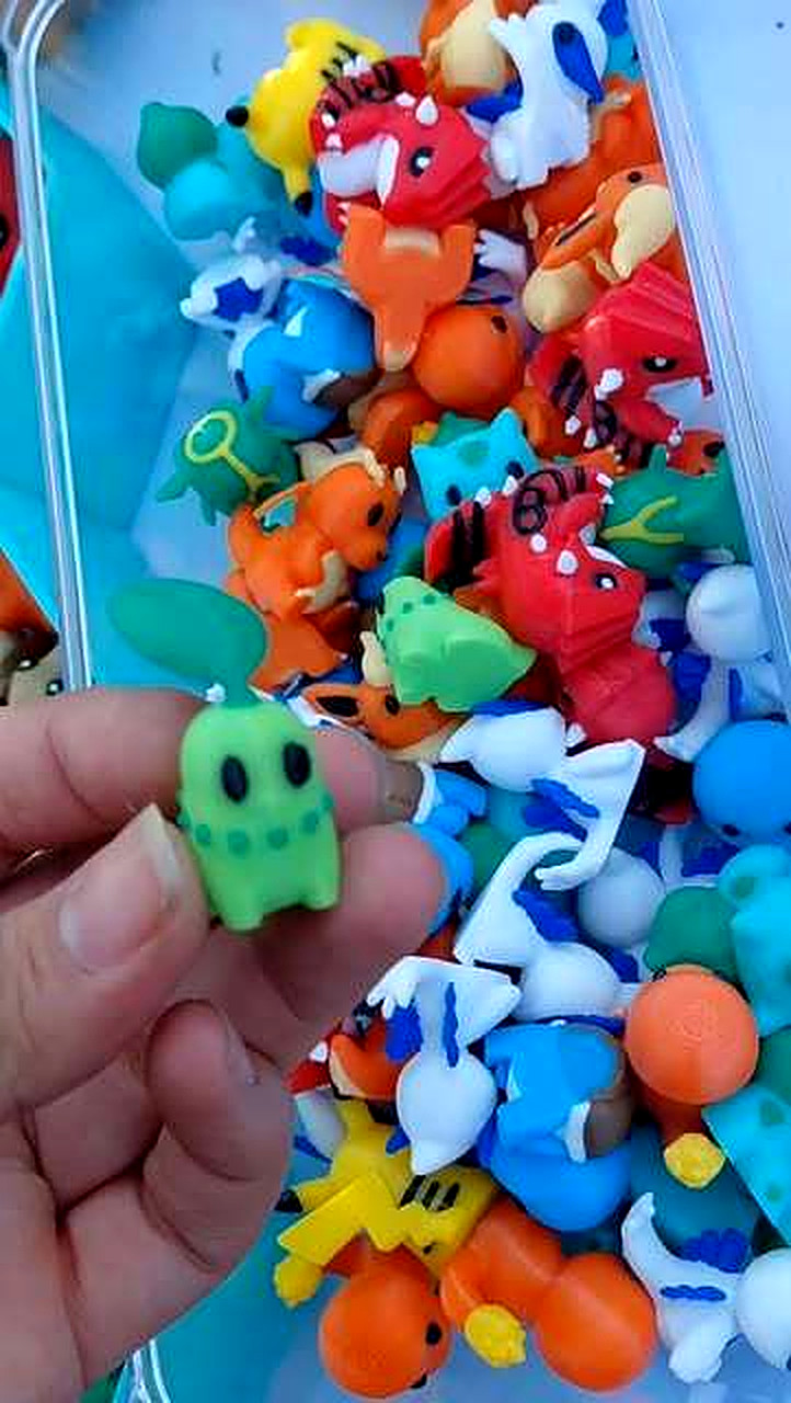 Caja de juguetes articulados de colores, impresos en 3D