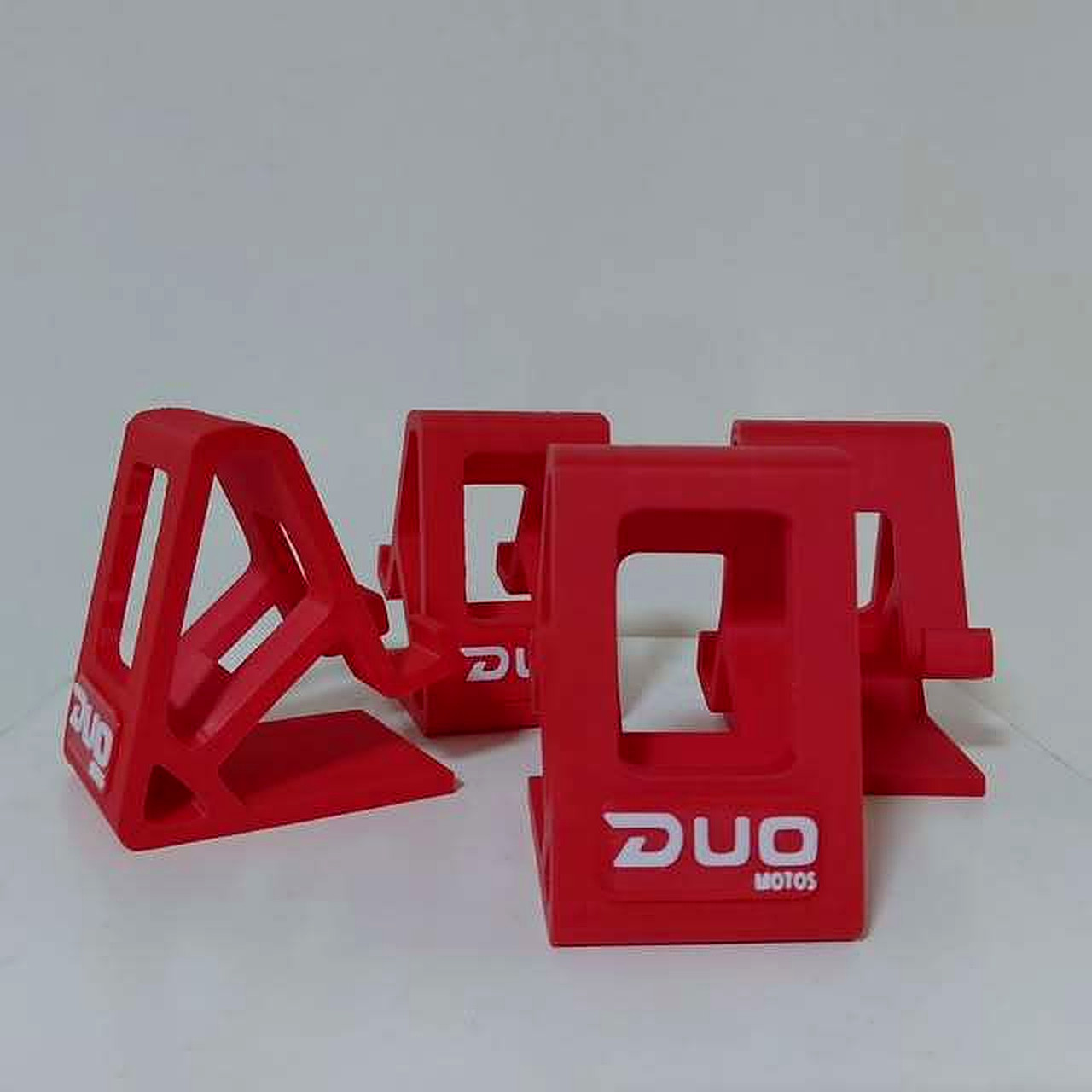 Soportes rojos impresos en 3D con el logo de un cliente